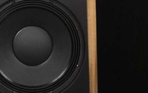 Découvrez les enceintes colonnes Atlantis Lab AT38 sur AudioEmotion.fr : fabriquées en France et conçues pour allier esthétique et performance acoustique.