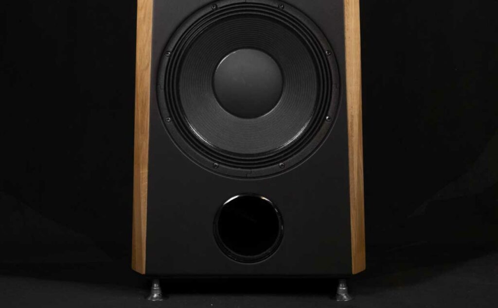 Découvrez les enceintes colonnes Atlantis Lab AT38 sur AudioEmotion.fr : fabriquées en France et conçues pour allier esthétique et performance acoustique.