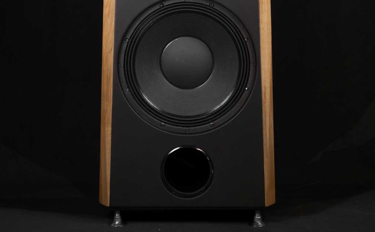 Découvrez les enceintes colonnes Atlantis Lab AT38 sur AudioEmotion.fr : fabriquées en France et conçues pour allier esthétique et performance acoustique.